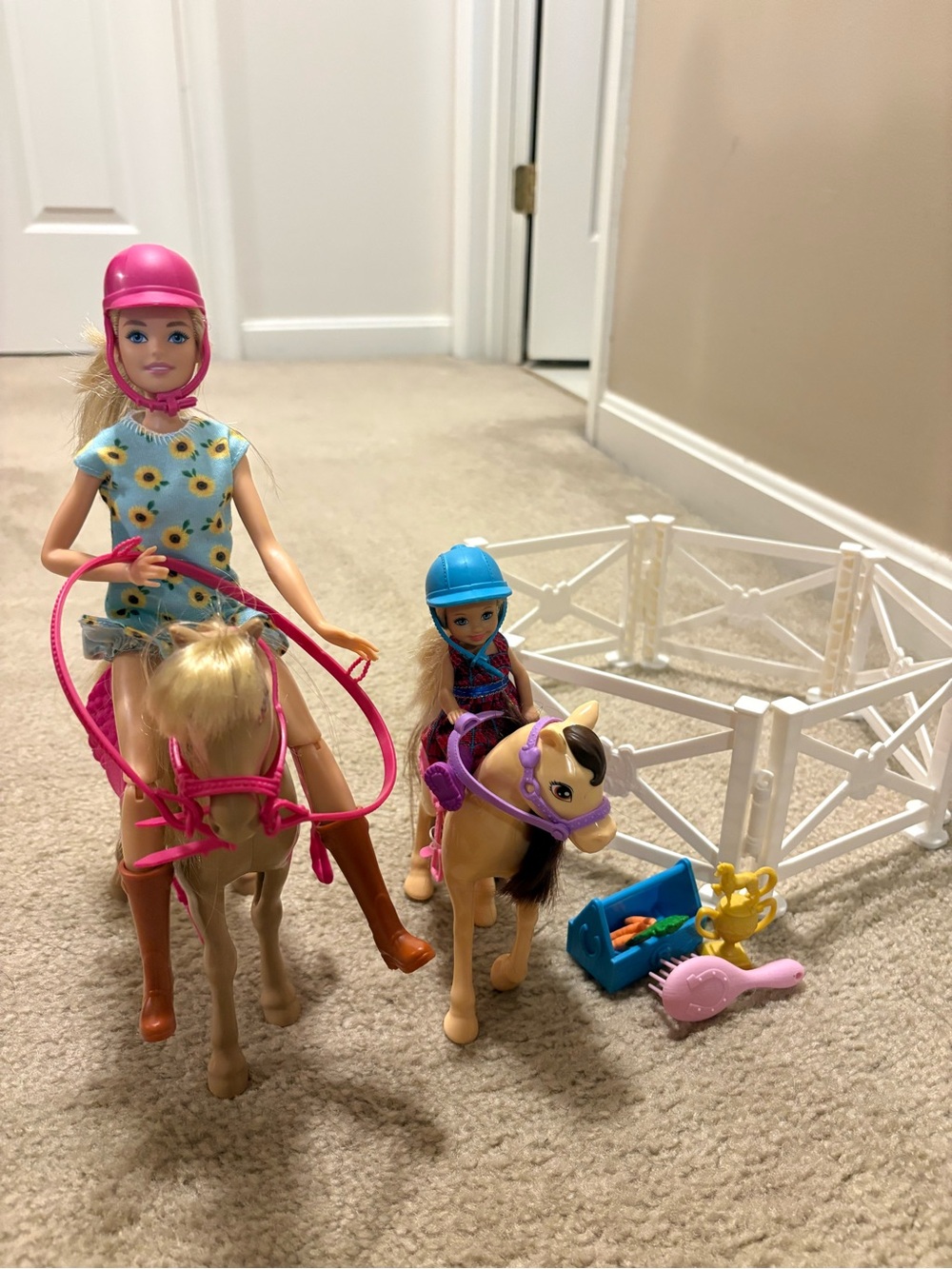 Barbie & Chelsea Dolls Horse Play set & Accessories - Picture 5 of 7